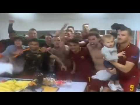 Reaksi Pemain AS Roma setelah Totti masuk ke ruang ganti meranyakan kemenangan