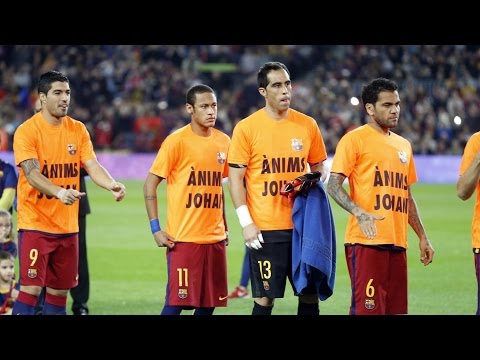 FC Barcelona players wear a T-shirt in support of Johan Cruyff