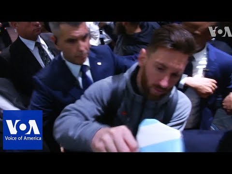 Barcelona players including Messi, Suarez, Iniesta, arrive in South Africa for friendly match