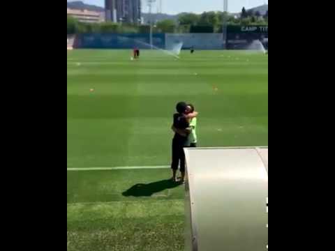 Ronaldinho Gaúcho meets Neymar in Barcelona training ground ☺